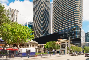 Brickell Miami Sahnesi 2024. Brickell 'deki dükkanların sokak görüntüsü