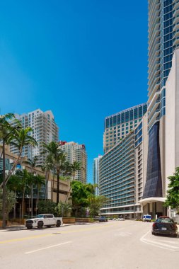 Miami 'de dikey fotoğraf. Brickell Bay Caddesi sokak manzaralı. Yaz 2024