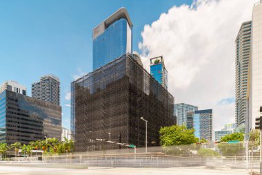 Miami Brickell 'de. Brickell Caddesi 'nde yeni ve eski binalar grubu. Trafik hareket bulanıklığı ile uzun pozlama