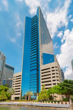 Brickell, FL, ABD - 9 Haziran 2024 Brickell Bay Drive yüksek binası mavi Windo cam ofis binası. 