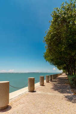 Brickell Bay 'deki binalar. Miami, Florida, ABD. Seawall