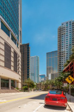 Fotoğraf: Brickell Körfezi Yolu 2024, mavi gökyüzü.