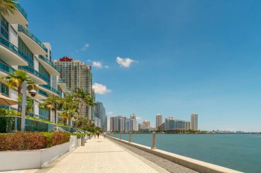 Brickell Miami 'de yürüyüş yolu. Liman manzaralı binalar. Miami, Florida 'da yaz, ABD 2024
