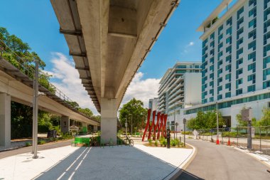 Miami Altçizgi 2024. Metro tramvayının altında yaya geçidi var. Florida, ABD