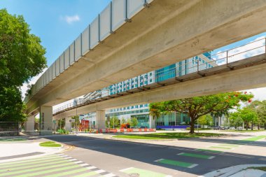 Miami Altçizgi 2024. Metro tramvayının altında yaya geçidi var. Florida, ABD