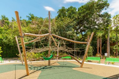 Çocuk parkı. Brickell Miami Florida 'da. Her yaştan çocuğun tırmanma tecrübesi için ahşap ve ipten yapılmış.