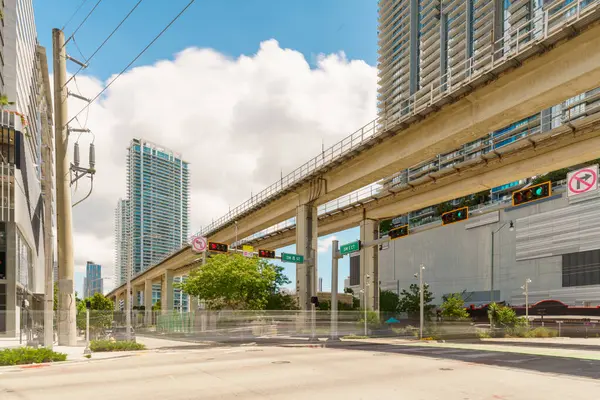 Miami FL ABD. Brickell 'in yükseliş mimarisi ve tramvay raylarının görüntüsü yükseltildi