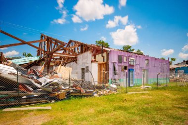 Tallahassee, FL, ABD - 13 Haziran 2024: Tallahassee Demiryolu Meydanı Sanat Bölgesi Tallahassee Florida kasırgaları tarafından tahrip edildi