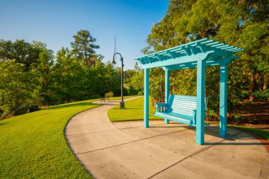 Tallahassee Florida şehir merkezindeki Cascades Parkı. Güzel dış doğa sahnesi