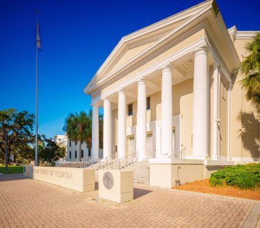 Yüksek Mahkeme Binası. Tallahassee şehir merkezi, Florida, ABD. 2024 civarı. Hükümet binaları ABD 'de ticari kullanım için mevcuttur.