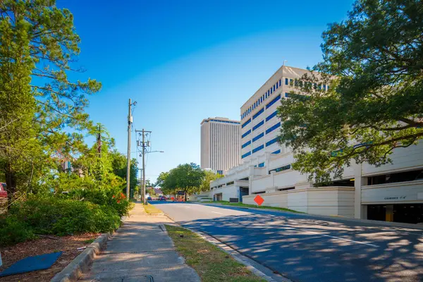 Tallahassee şehir merkezindeki sokak manzarası. Florida mı? ABD 2024. Hareket bulanıklığı olan uzun pozlu fotoğraf