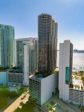 Miami, FL, ABD - 23 Mayıs 2024: Bay Condominium Association 'da hava fotoğrafı Aria. Miami Rıhtım Kenti Sahnesi 2024