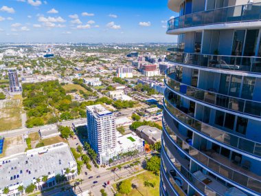 Şehre bakan bir balkon inşa ediyorum. Miami hava fotoğrafçılığı. Fotoğraf 2024
