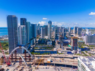Miami şehir merkezinin havadan görüntüsü. İHA fotoğrafı 2024. Tüm logolar kaldırıldı