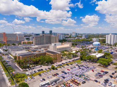 Miami, FL, ABD - 31 Mayıs 2024: Miami VA Hastanesi Tıp Merkezi. Hava aracı fotoğrafı 2024 dolaylarında.