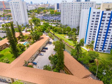 Miami 'deki eski apartman binaları Miami' nin göbeğinde.