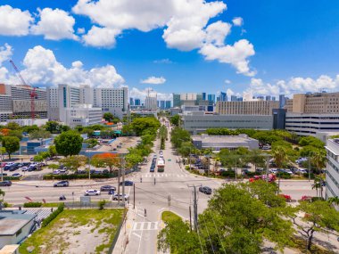 Miami Florida, ABD. 14. Cadde ve 14. Cadde doğuya bakıyor. Florida Hastanesi Bölgesi