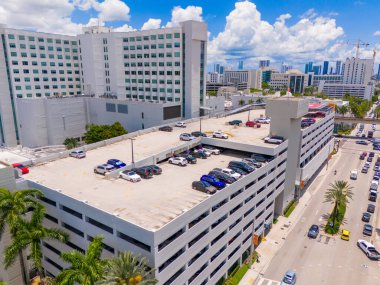 Çok katlı otopark. Hava aracı fotoğrafı.