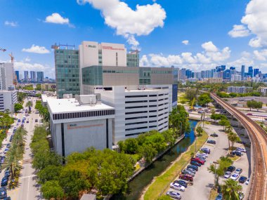 Miami, FL, ABD - 31 Mayıs 2024: Hava fotoğrafı U Health Don Soffer Klinik Araştırma Merkezi Miami. Hava fotoğrafı. Şehir manzarası