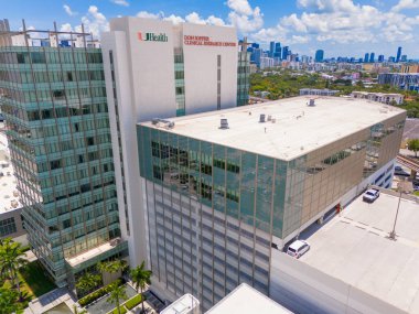 Miami, FL, ABD - 31 Mayıs 2024: Hava fotoğrafı U Health Don Soffer Klinik Araştırma Merkezi Miami. Hava fotoğrafı. Şehir manzarası