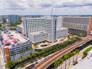 Miami hastanelerinin insansız hava aracı fotoğrafları. Kanal ve palmiyelerle inşa edilen binaların görüntüsü