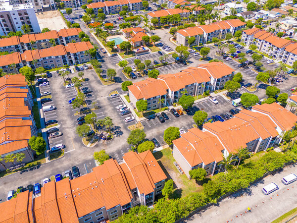 Майами Флорида США. Аэрофото жилых квартир с низким доходом. Вид сверху на крышу и парковку