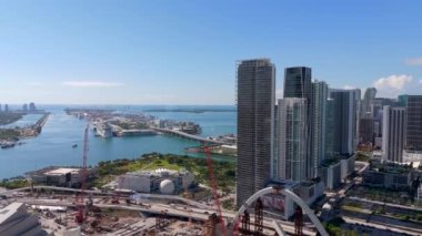 Miami, FL, ABD - 20 Haziran 2024: 2024 hisse Miami şehir merkezi 4k