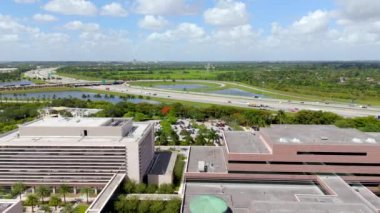 Weston, FL USA - 20 Haziran 2024: Cleveland Kliniği Weston Florida. Arka planda 2024 otobanındaki İHA klibi