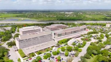 Weston, FL USA - 20 Haziran 2024: Cleveland Kliniği Weston, Florida, ABD. Hava aracı yörüngesi hiper hız 2024