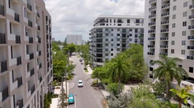 Miami 'deki apartmanların arasında İHA uçuyor.