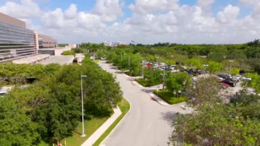 Weston, FL USA - 20 Haziran 2024 Cleveland Kliniği, Florida, ABD, Weston. Hava 4k İHA videosu 2024