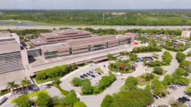 Weston, FL USA - 20 Haziran 2024: İHA videosu Cleveland Kliniği Weston. 2024 'te 4k drone görüntüsü