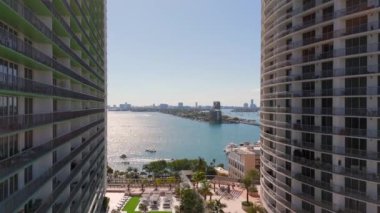 Miami, FL, ABD - 20 Haziran 2024: Miami, Florida, ABD Edgewater Highrise apartmanları