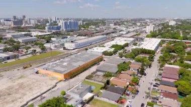 Miami, FL, ABD - 20 Haziran 2024: Miami, Florida, ABD. Endüstriyel demiryolu bölgesi. Hava aracı videosu 4k 30p 2024