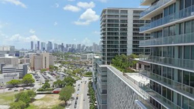 Miami, FL, ABD - 20 Haziran 2024: River İniş Dükkanları ve Konutları. Hava Miami İHA görüntüleri 2024
