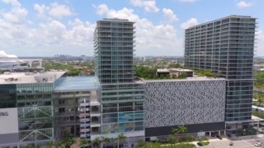 Miami, FL, ABD - 20 Haziran 2024: River Landing Miami. 4k 2024 yaz hedefli hava aracı videosu.