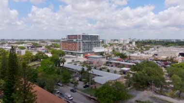 Miami, FL, ABD - 20 Haziran 2024: The Julia Residences Miami kiralık daireleri. Hava aracı videosu 4k 2024