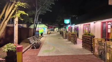 Salem, MA, USA - 1 Temmuz 2024: Sanatçı Row Salem Massachusetts. Gece yürüyüşü turu 2024