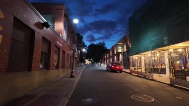 Salem, MA, ABD - 1 Temmuz 2024: Salem Massachusetts şehir merkezindeki Liberty Caddesi gece yürüyüşü turu