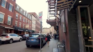 Boston, MA, USA - 1 Temmuz 2024: Parmenter Caddesi Boston, MA. 4k hareket videosu