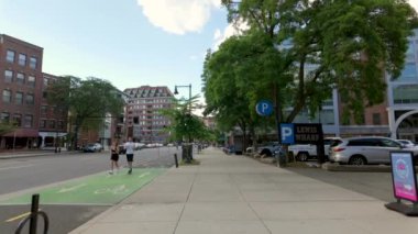 Boston, MA, ABD - 1 Temmuz 2024: Yürüme turu Atlantic Avenue North End Boston, Massachusetts, ABD