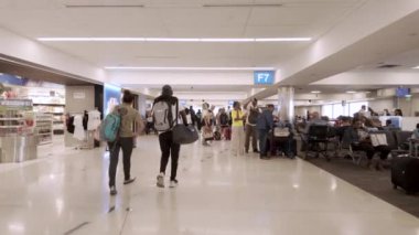 Fort Lauderdale, FL, ABD - 2 Temmuz 2024: FLL Fort Lauderdale Uluslararası Havaalanı 7 ile 10 arası