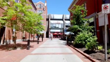 Salem, MA, USA - 2 Temmuz 2024: Central Street Essex Caddesi Salem Massachusetts 'e yaklaşıyor. Cadı Şehri Alışveriş Merkezi