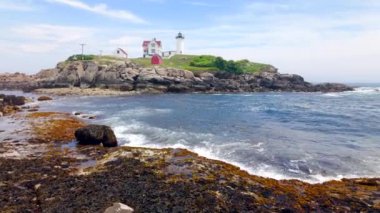 York, Maine, ABD. Cape Neddick Nubble Deniz Feneri. 4k hareket görüntüsü