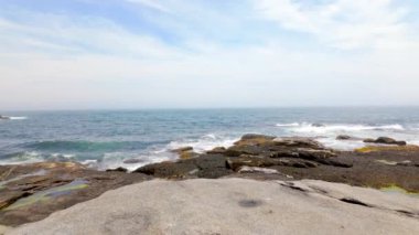 Cape Neddick, York, Maine, ABD. Rocky kıyı şeridi hareket videosu
