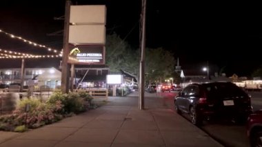 Hyannis, MA, ABD - 1 Temmuz 2024: Hyannis Massachusetts ABD. 2024 Ana Cadde 'de gece yürüyüşü.