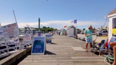 Provincetown, MA, USA - 1 Temmuz 2024: Provincetown Massachusetts hiperlapse hisse senedi videosu. 2024 yazında Macmillan Rıhtımı 'nda yürümek