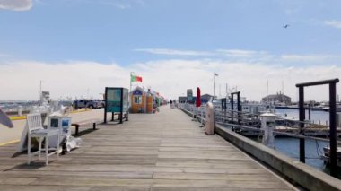 Provincetown, MA, USA - 1 Temmuz 2024: Walking on the Macmillan Pier, Cape Cod, Provincetown, Massachusetts, ABD