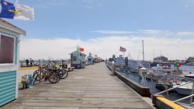 Provincetown, MA, USA - 1 Temmuz 2024: MacMillan Pier, Provincetown Massachusetts, ABD. Stock video 2024