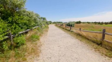 Toprak yolda yürüyorum. 4K POV.